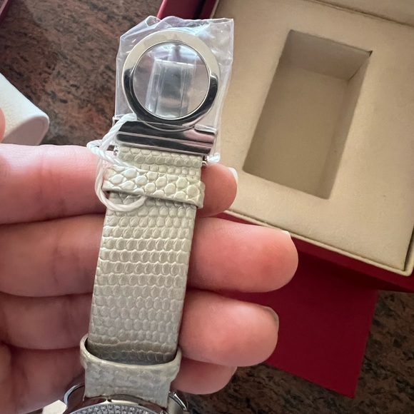Ferragamo woman diamond white watch. Never been worn - Picture 3 of 4